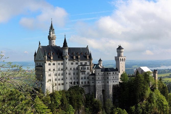 From Munich: Neuschwanstein Castle and Linderhof Private Tour - Neuschwanstein: the big Bavarian showpiece