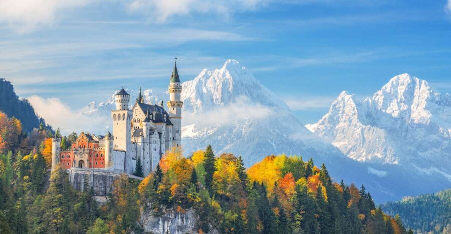 From Munich: Trip to Neuschwanstein & Linderhof in Spanish - Meeting under Munich’s Karlstor Gate