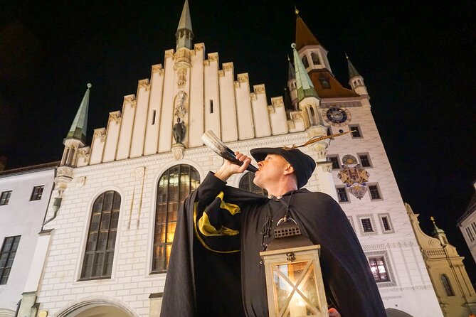 Medieval city tour with night watchman in Munich in German - Schäfflerstraße and the Frauenkirche: debt and ambition
