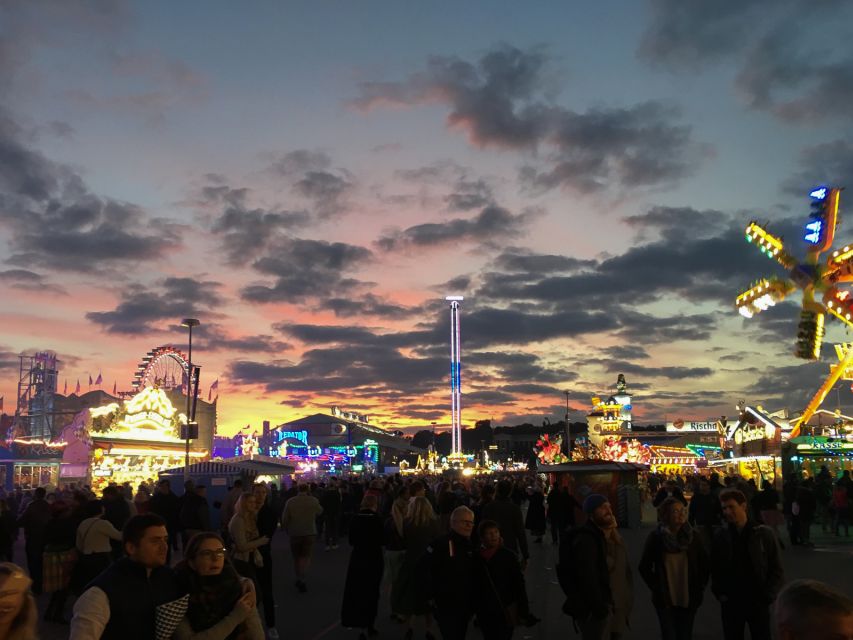 München: Oktoberfest Experience and Lunch in Tent - A guided first walk through the festival grounds