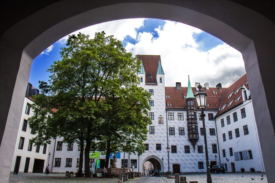 München: Stadtführung Henker, Huren, Hexen in GERMAN - Starting beneath the Neuhauser archway