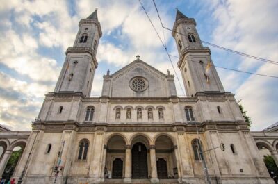 Capture the most Photogenic Spots with a Local