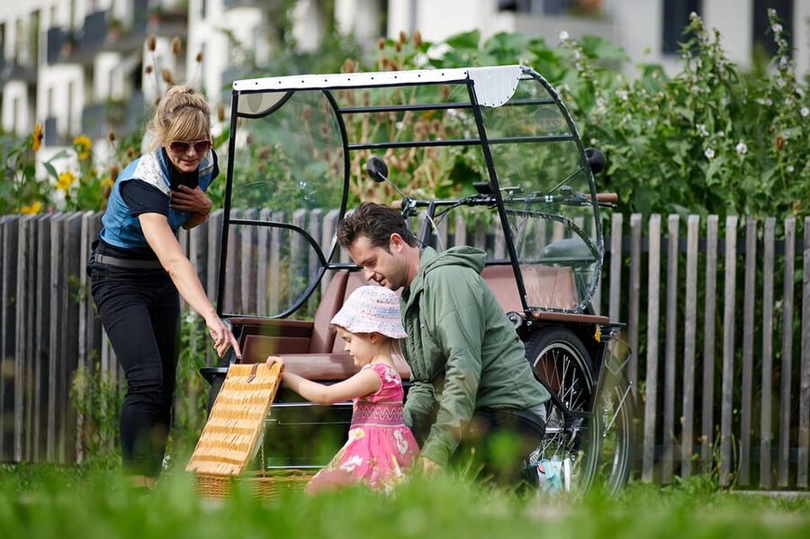 Munich: Day-rent rickshaw and explore Munich yourself - Picking up the Coolly on Schleißheimer Street