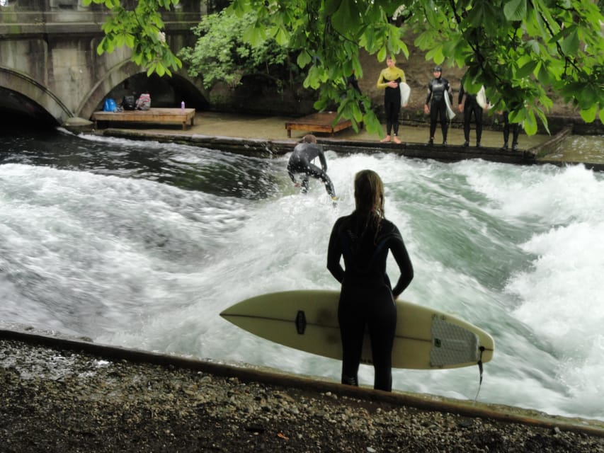 Munich: Eisbachwelle River Surfing Experience - Choosing your time and preparing for the cold