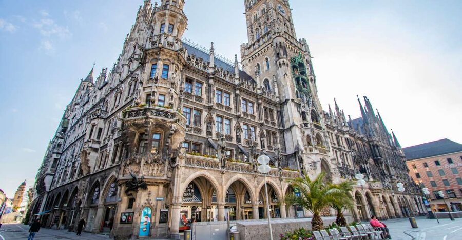 Munich: Express Walk with a Local in 90 minutes - Why Marienplatz matters on a short tour