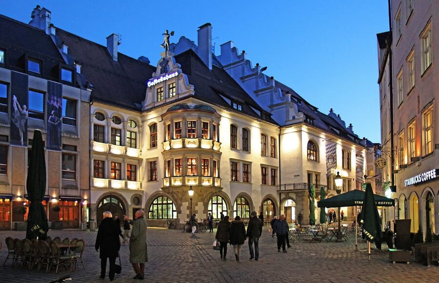 Munich: Food Tour Beer- 3 small beers & "Brotzeit" in GERMAN - Hofbräuhaus reveals more than its famous beer hall