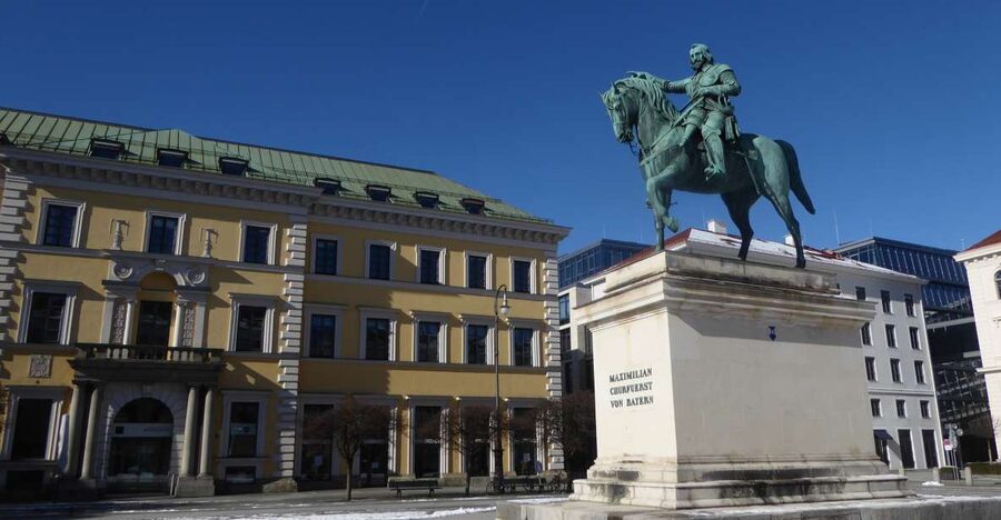 Munich: Historical Walking Tour Maxvorstadt with GEO Epoche - From elegant streets to Munich’s wartime past