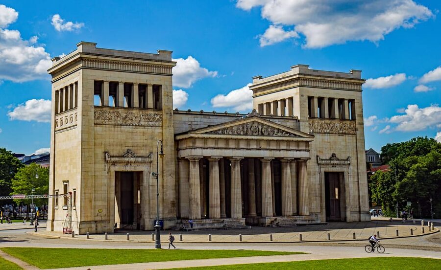Munich: National Socialism Historical Tour in GERMAN - Passing the former Gestapo headquarters