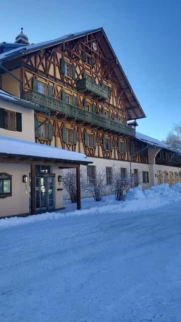 Munich: Neuschwanstein Castle and Linderhof Palace Day Trip - Guides, group atmosphere, and language help