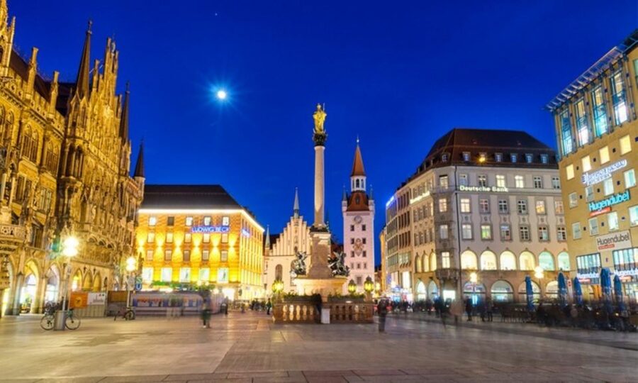 Munich: Night Watchman Torch Tour in German - The guide makes or breaks the evening