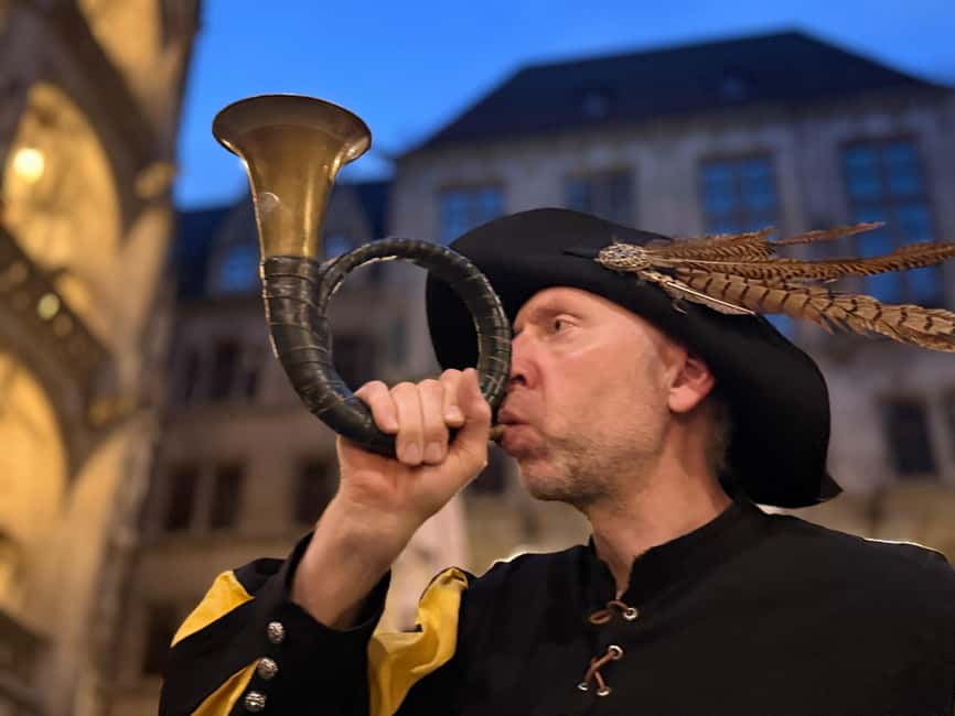 Munich: Night Watchman Tour in English - Meeting the night watchman at Marienplatz