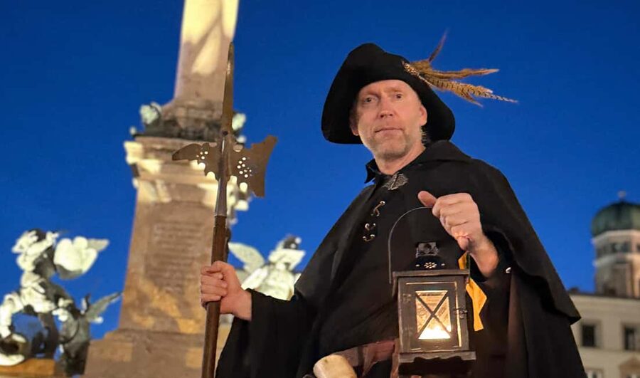 Munich: Night Watchman Tour in English - Narrow lanes and central sights between the major squares