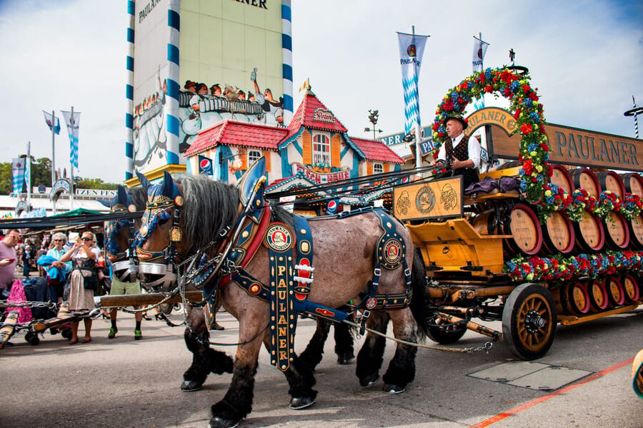 Munich: Oktoberfest Tour with Tent Reservation, Food & Beer - The beer tent: food, songs, and a proper seat