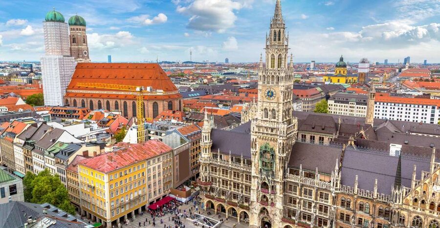 Munich: Old Town & Viktualienmarkt City Walk in German - Frauenkirche and Munich’s church landmarks