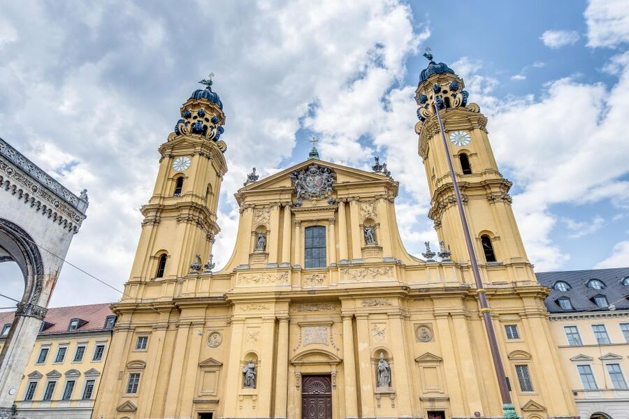 Munich: Old Town & Viktualienmarkt City Walk in German - Odeonsplatz and the city’s grand scale