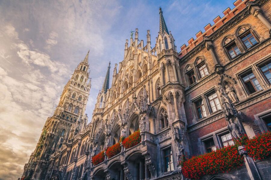 Munich: Old Town & Viktualienmarkt City Walk in German - Guide style, language, and group feel