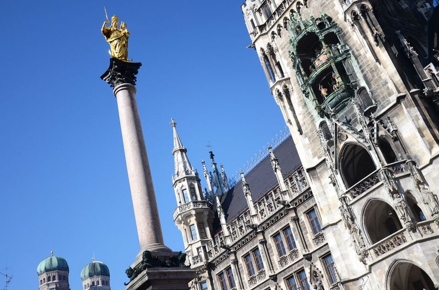 Munich: Old Town Walking Tour in Spanish - What the guide adds in Spanish