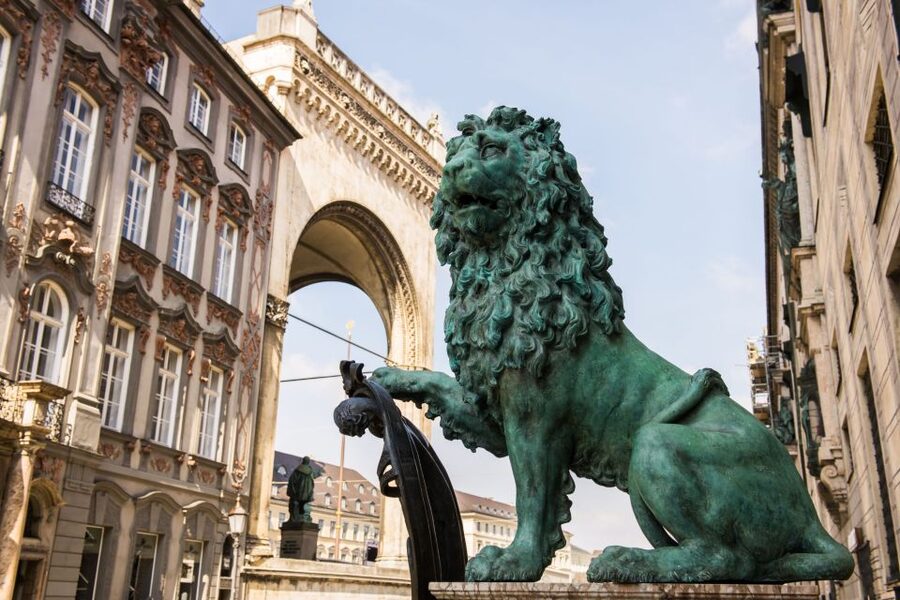 Munich : Private Walking Tour with A Guide (Private tour) - Seeing more than the central landmarks