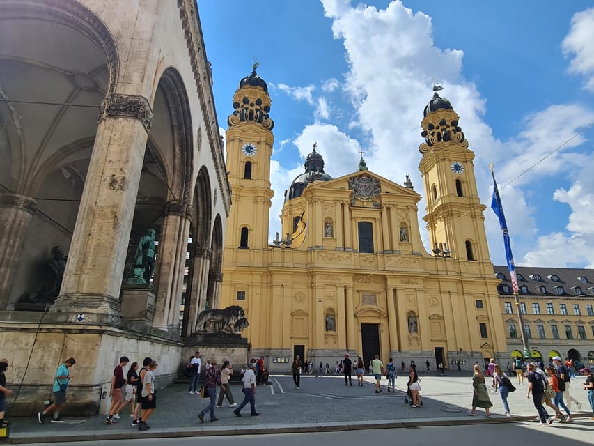 Munich's 500 Years of Architecture Guided Tour - Sudetendeutsches Museum and the modern finish