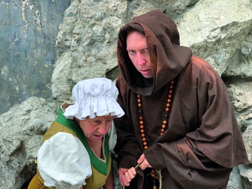 Munich: Scary Tour with actors in GERMAN - Witch hunts at St. Michael’s Church