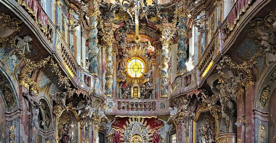 Munich: Spanish Guitar & Bach Toccata at Asamkirche - Who Will Enjoy This Most?