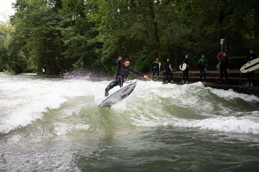 Munich Surf Experience Surfing In Munich Eisbach River Wave - How the Eisbach standing wave works