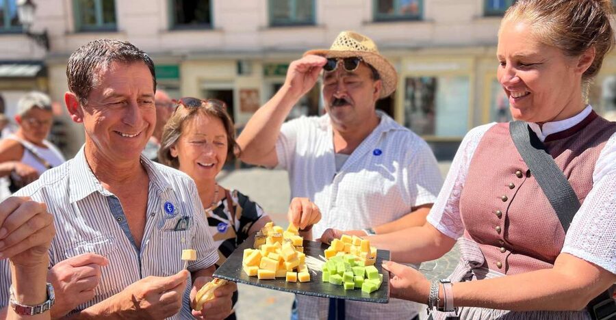 Munich: Viktualienmarkt Food Tasting Tour in German - Why Viktualienmarkt is the right place for a food tour