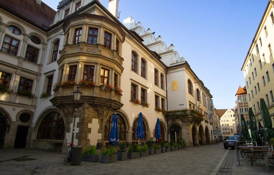 Munich: Walking tour of the old town with all your senses - Feeling the old town, not only seeing it