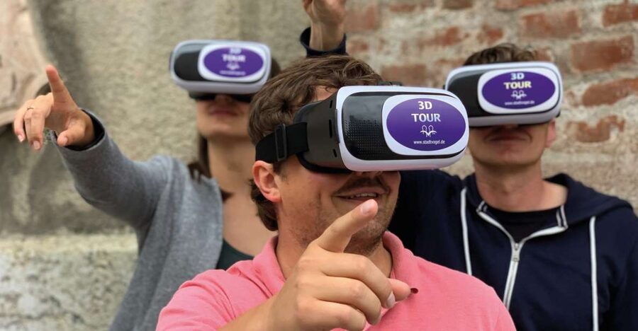 Munich: Walking Tour Old Town 3D VR Tour in GERMAN - Meeting at Platzl with the blue bag
