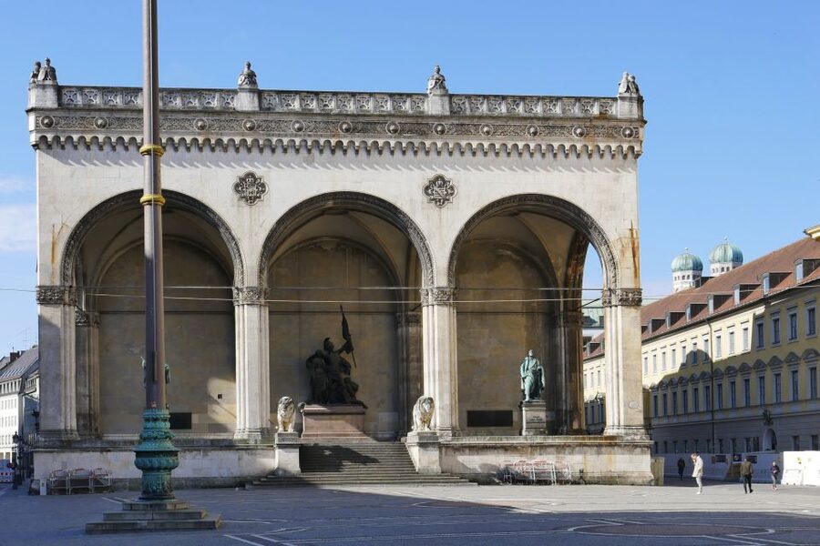 Munich: Walking Tour Old Town and Viktualienmarkt - St. Peter’s Church and the oldest parish church