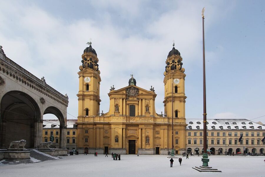 Munich: Walking Tour Old Town and Viktualienmarkt - The Residenz and Bavarian royal power