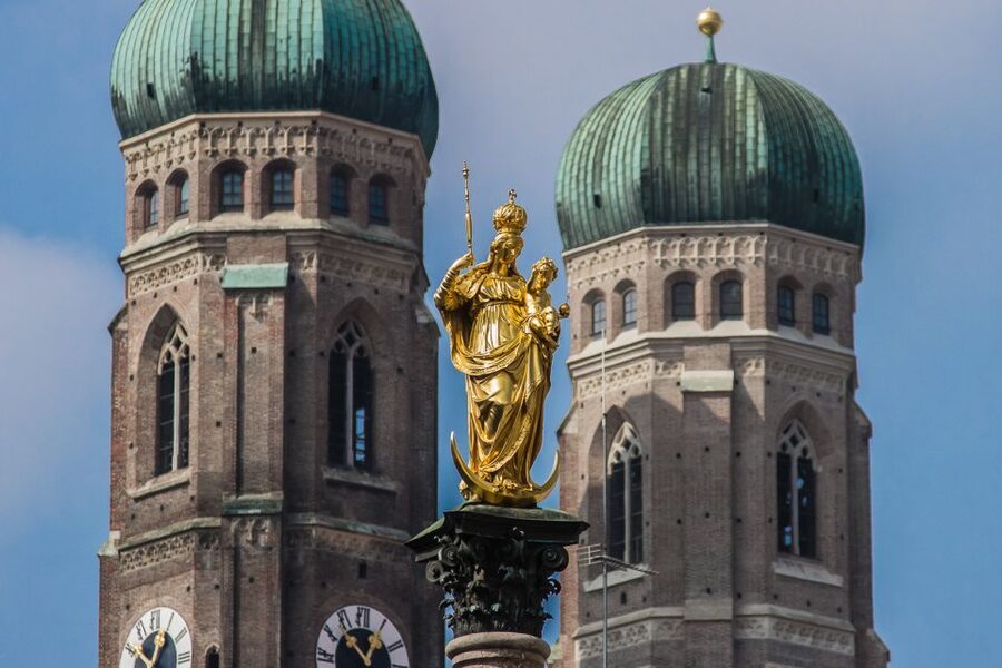 Mystic Munich - Sagas and Legends of the Old Town - Meeting at Marienplatz 15 beneath the Old Town Hall