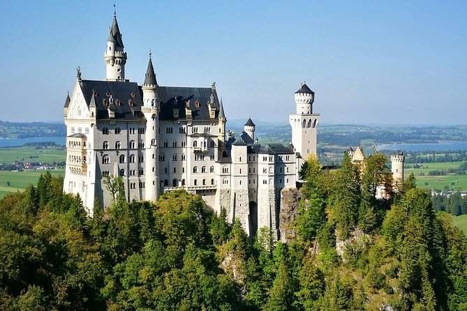 Neuschwanstein Castle by Bus Incl. Bike Ride or Hohenschwangau - Cycling around Schwansee and the Alpine foothills