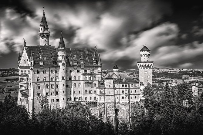 Neuschwanstein Castle Skip-the-Line Private Tour for Groups - Oberammergau for lunch and village time