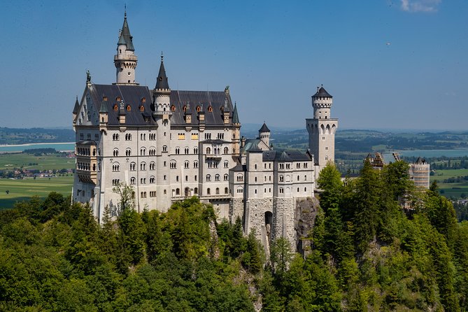 Premium Neuschwanstein Castle and Linderhof VIP Tour from Munich - Oberammergau: a short village pause