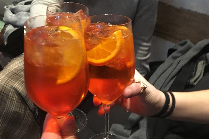 PRIVATE - Best Munich Cocktail Tour - all inclusive - A brief stop at the Michael Jackson Memorial