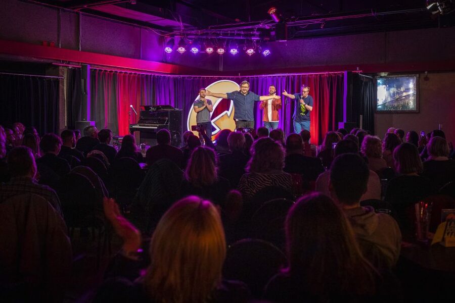 Quatsch Comedy Club München: Die Live Show - The Atmosphere: Friendly, Close, and Unpolished in the Best Way