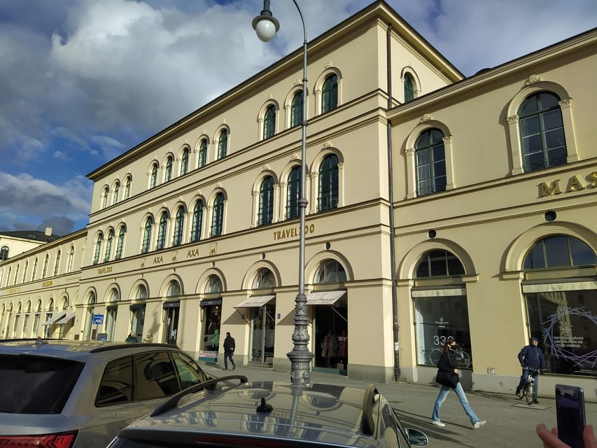 Residence of Munich private tour with skip the line ticket - How the guides shape the experience